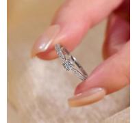 0,3 carati Anello di impegno in moissanite realizzato in argento sterling 925, con design a singola pietra classico, ideale per fidanzamento o matrimonio. Questo gioiello di alta qualità rappresenta u