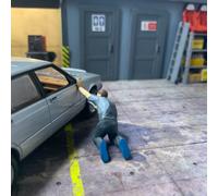 1-43 Garage Diorama Statuetta di Una Meccanico Rimozione A Ruota con Un Chiave