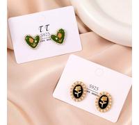 1 coppia di orecchini a bottone con rose in stile francese e orecchini con perle, oltre a orecchini a forma di tulipano in verde avocado con disegni a forma di cuore con perle. Tagli UnicaFrutta & ver