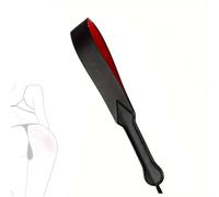 1 frusta in similpelle nera, sculacciata