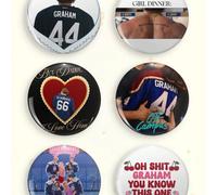 1 pezzo/6 pezzi Spilla di da libro Off Campus da 4,4 cm, Spilla Garrett Graham #44 Dean Di Laurentis #66, Spilla da maglia da hockey, Accessori decorativi per il ritorno a scuola, Decorazione per zain