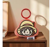 1 pezzo Decorazione a sospensione in peluche della versione Q di Monkey D. Luffy dalla serie One Piece. Nella versione Q, Monkey D. Luffy indossa l'iconico cappello di paglia e il suo sorriso fiducios