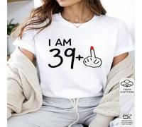1 pezzo Maglietta in 100% cotone con umorismo per il compleanno e stampa del dito medio con la scritta "Ho 39 anni più" L,M,S,XLGeometrico,Cuore,PianteTessuto in maglia