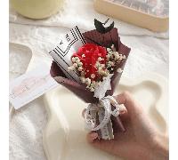 1 pezzo mini bouquet di fiori artificiali che include 1 rosa artificiale, il fiore del respiro del bambino e la rosa, incartati in carta, con fiore di sapone profumato. Adatto come regalo di compleann