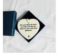 1 pezzo Set regalo di piastrelle in ceramica a forma di cuore, regali positivi ispiratori per donne, amici, compagni di classe, colleghi, famiglia - "Non è quello che abbiamo nella vita ma chi abbiamo