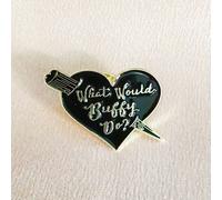 1 pezzo Spilla retrò a forma di cuore in metallo, incisa con "What Would Buffy Do?", spilla classica nera personalizzata con lettera, accessorio per abiti, cappelli, borse, zaini per uso quotidiano a 