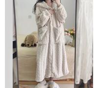 1 pigiama imbottito, una morbida coperta indossabile a pelo e una vestaglia, tutti provenienti dalla Cina