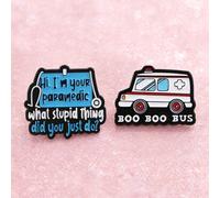 1 set Spille smaltate a forma di ambulanza Boo Boo Bus, stetoscopio medico, spilla da paramedico "Che cosa stupida hai fatto", spille e gioielli da bavero Tagli UnicaLega di zinco