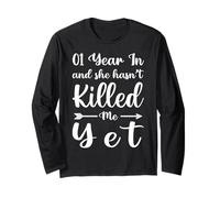 1 Year in And She Hasn't Killed Me Yet Cute 1st Anniversary Maglia a Manica