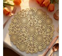 12 pezzi Sottopiatti rotondi dorati a forma di fiore da 15 pollici, realizzati in materiale PVC, 4 sottobicchieri rotondi cavi a forma di rosa da 3,94 pollici, lavabili, facili da pulire, antiscivolo,