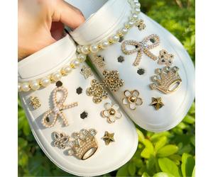 18 pezzi Catena di perle in ABS, fiocco di perle d'oro, corona, fiore, stella, farfalla, clip per scarpe fai-da-te, clip per scarpe multifunzionali adatte per sandali, ciabatte, scarpe da giardino e b