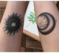 2 adesivi per tatuaggi a base di erbe con succo di coppia Sole e Luna per uomini e donne, semipermanenti, antiriflesso, impermeabili, della durata di 2 settimane, tatuaggi finti