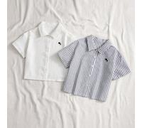 2 pezzi Camicie polo a maniche corte per ragazze. Entrambe le camicie hanno decorazioni con motivo a cavallo nero, inclusi stili a righe bianche e verticali, che sono articoli di base comuni. La sempl