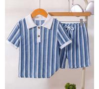 2 pezzi Set di polo e pantaloni in tessuto strutturato per ragazzo giovane. Il colletto polo con bordo a contrasto aggiunge un aspetto a strati, realizzato con lavorazione raffinata, nuovo design in s