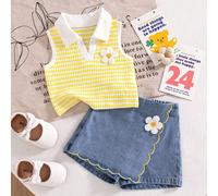 2 pezzi Set estivo per bambina in giallo, bianco e blu con stampa floreale di margherite e motivo a righe, composto da un gilet in maglia a collo polo e una gonna di jeans con balze. Questo adorabile 