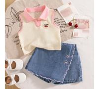 2 pezzi/set Nuova tuta estiva per bambine, composta da top a gilet con colletto in tessuto lavorato a maglia color albicocca, con applicazioni a cuore, e gonna di jeans con balza e ricamo di ciliegie,