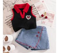 2 pezzi/set Nuova tuta estiva per bambine, composta da top a gilet con colletto in tessuto lavorato a maglia color albicocca, con applicazioni a cuore, e gonna di jeans con balza e ricamo di ciliegie,