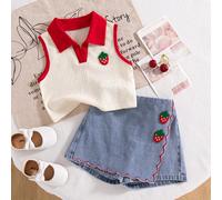 2 pezzi/set Nuova tuta estiva per bambine, composta da top a gilet con colletto in tessuto lavorato a maglia color albicocca, con applicazioni a forma di fragola 3D, e gonna di jeans con balze e ricam
