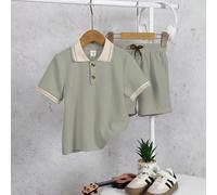2 pezzi/Set polo e pantaloni per ragazzo giovane, in tessuto texturizzato. Il colletto a contrasto crea un aspetto stratificato, realizzato con cura nei dettagli. Il nuovo design è semplice e alla mod