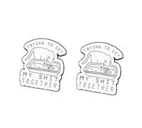 2 spille smaltate divertenti a forma di gatto, design "Trying to Get My Shit Together", con citazione umoristica per la cura di sé, spille da bavero in lega per zaino, giacca, cappello, regali
