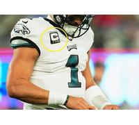 2024 Playoffs PHIL EAGLES Jalen Hurts QB 3⭐⭐⭐STAR NERO C-PATCH CAPITANO Stick-on