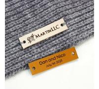 25 Pezzi Personalizzate Etichette In Pelle PU, Handmade Etichette Da Cucire Con Logo/Testo, Etichette Da Cucire Con Fori Etichette, Toppe Cucito Fatte A Mano Etichette Per Vestiti Fatto A Mano Tag (