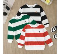 3 pezzi Maglietta a maniche lunghe a righe per ragazzo giovane - Caratterizzata da una selezione di disegni a righe a tre colori, complementata da un raffinato motivo ricamato a cavallo, che mostra un