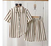 3 pezzi Set di maglietta a maniche corte con righe verticali e pantaloncini casual abbinati per ragazzo pre-adolescente, in tessuto misto, delicato sulla pelle e traspirante. La maglietta presenta un