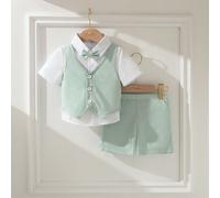 3 pezzi Set Festa della Mamma per Neonati: Gilet senza maniche, Pantaloncini e Papillon. Il gilet è di colore grigio chiaro con dettaglio decorativo a bottone, abbinato a un piccolo papillon multicolo