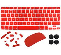 4 in 1 Lilware Accessori Corredo per Apple MacBook Air 13". Set Di Impermeabile UK / EU Internazionale Copertura Della Tastiera (Compatibile Anche Con MacBook Pro 13.3" e 15.4" Retina) + Magic Mouse Molle Della Pelle Protettore + Antipolvere Spine + 4 Pacchetto Sostituzione Di Gomma Piedi. Rosso