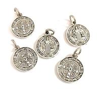 5 medagliette di San Benedetto in metallo bagnato argento, Una delle medagliette più antiche della cristianità, chi la indossa crede che abbia potere contro il male, Metallo