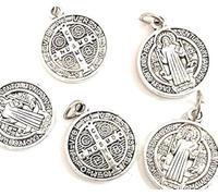 5 medagliette di San Benedetto in metallo bagnato argento, Una delle medagliette più antiche della cristianità, chi la indossa crede che abbia potere contro il male, Metallo