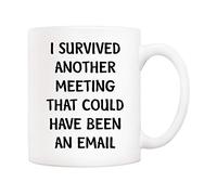 5Aup Tazza da caffè da ufficio con citazione divertente per regali di Natale, 325 ml, I Survived Another Meeting That Could Have Been an Email, regalo unico di ispirazione e souvenir per collega di