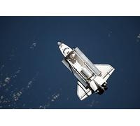 7 aprile 2010 - Veduta aerea della scoperta dello Space Shuttle sulla Terra mentre si avvicina alla Stazione Spaziale Internazionale Il modulo logistico multiuso Leonardo è visibile nel poster di