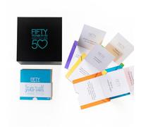 A Year Of Dates Cinquanta cose da fare quando sei 50 biglietti idea. Cinquanta biglietti in una confezione regalo di presentazione. Regalo premuroso per il 50° compleanno per donne e uomini. Regali di