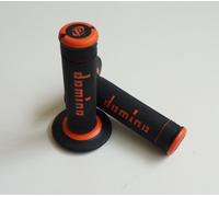 A190 COPPIA MANOPOLE DOMINO NERO-ARANCIO UNIVERSALI PIAGGIO Vespa 50 HP