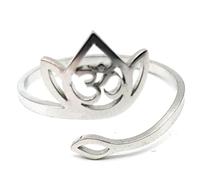 AB Viking Crafts Anello Mantra Om Aum con simbolo in fiore di loto, taglia unica, aperto, in acciaio inox, in scatola portagioie | Spiritualità Yoga Buddismo, misura unica, cartone