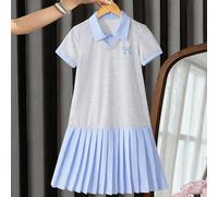 Abito 2 in 1 per ragazze, che combina abilmente elementi di maglia e camicia. La parte superiore è una maglia grigio melange a maniche corte, abbinata a un colletto a righe blu e bianco, impreziosito 
