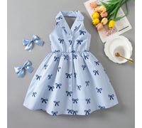 Abito a righe verticali blu e bianco rinfrescante con fiocco blu navy, che combina uno stile dolce e fresco. Il design del collo con colletto è ordinato ed energico, la chiusura anteriore con bottoni