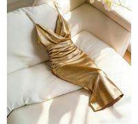 [Abito a sirena con spalline a spaghetti e vita segnata in oro] Il tessuto in raso con texture plissettata trasmette una sensazione di alta qualità. Il profondo scollo a V e le spalline incrociate riv