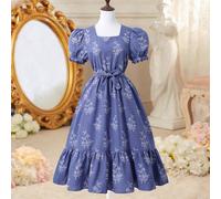 Abito blu per ragazze adolescenti. Questo design presenta uno scollo quadrato, maniche a sbuffo, vita stretta e gonna a strati, creando un aspetto giovanile e delicato. L'abito nel complesso ha una se