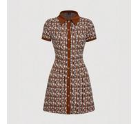 Abito con bottoni centrali e risvolto, stampa all-over, stile preppy anni '70, casual e comodo, adatto per pendolarismo, estetica "old money", perfetto per abbigliamento scolastico, outfit per insegna