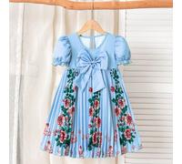 Abito con stampa floreale di rose in stile francese da ragazza, caratterizzato da una palette di colori blu-verde vintage, abbinato a stampe di rose raffinate e una gonna plissettata fluente, che espr