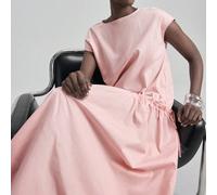 Abito da donna con maniche a pipistrello rosa, con volant e patchwork, elegante per gli ospiti di un matrimonio, stile romantico minimalista francese, chic urbano di lusso, casual business per l'uffic