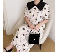 Abito da ragazza con base colore bianco crema, colletto Peter Pan nero super oversize con un tocco retrò e dolce, stampa a motivo verticale di fiocchi su tutta la superficie, fresco e vivace, maniche 