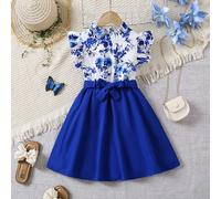 Abito da ragazza con fiore, balze sul colletto e polsini, orlo della gonna blu e cintura decorativa in vita. La cintura decorativa in vita è inclusa per valorizzare la vita della ragazza per un aspett