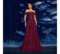 Abito da sera lungo e fluido con spalle scoperte, impreziosito da perline e paillettes, un sogno acquatico scintillante, ideale per sfilate di moda costiere, feste di lusso e servizi fotografici acqua