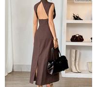 Abito elegante marrone senza maniche con collo alla coreana e vita plissettata, design schiena scoperta, per eventi estivi. Abito midi marrone comodo con schiena aperta e dettagli arricciati. Abito mi