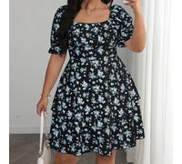 Abito estivo elegante da donna taglie forti con stampa floreale blu e bianca, con balze doppie sul fondo e maniche a palloncino. Abito estivo da donna taglie forti. Abiti corti estivi da donna. Abiti 