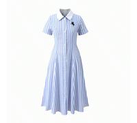 Abito lungo da ragazza pre-adolescente con colletto polo a righe blu e bianche, vita stretta, revers bianco a contrasto e decorazione con ricamo di piccolo cavallo, maniche corte, gonna ampia a trapez